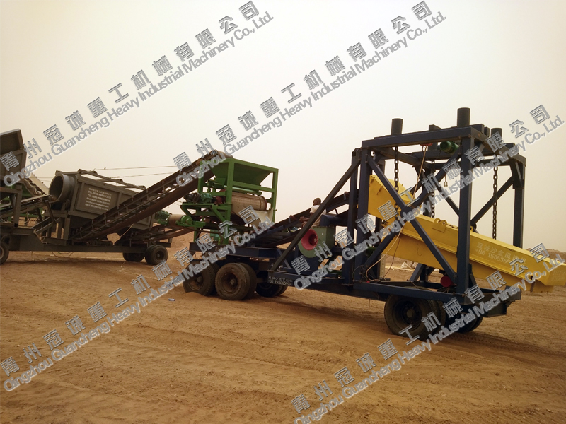 外蒙工作的移動(dòng)重選金機(jī)械工作現(xiàn)場(chǎng)